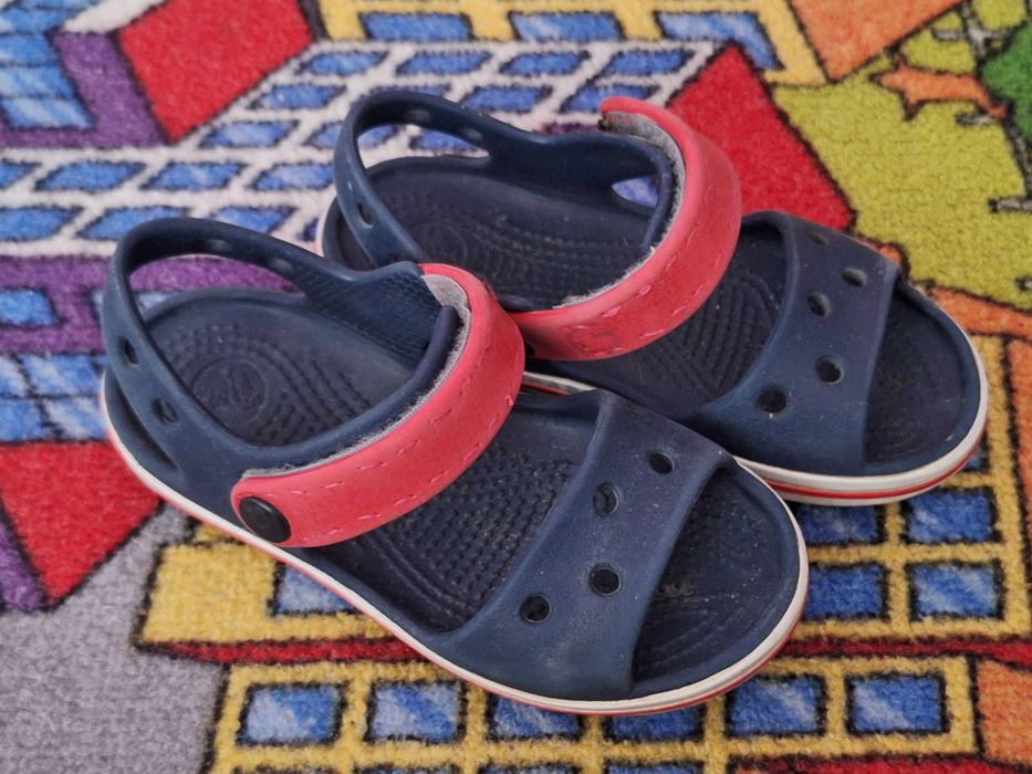 Granatowe crocsy C9.