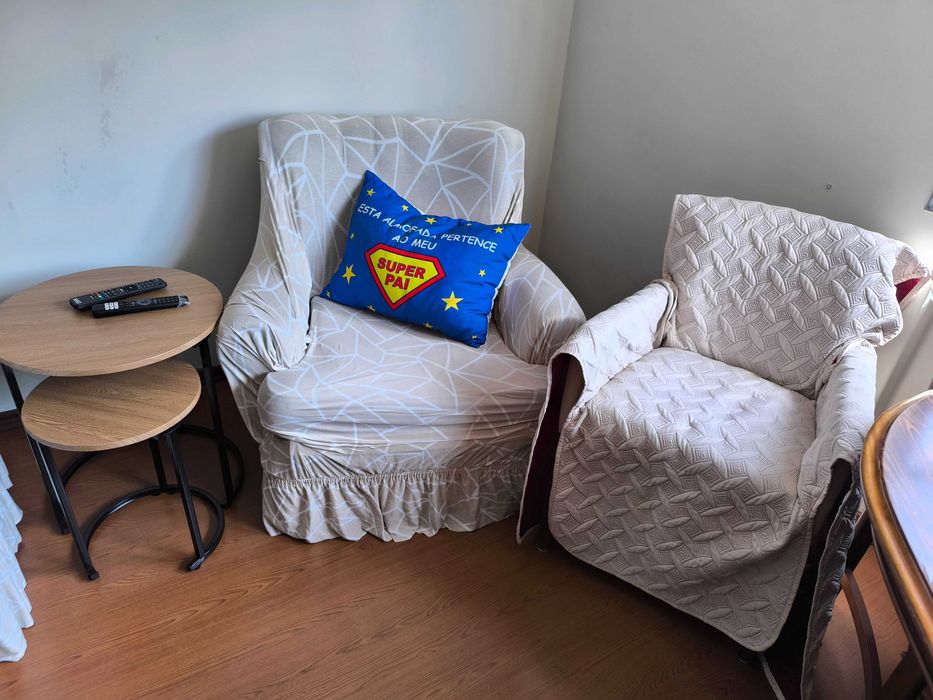 1 Poltrona grande 1 poltrona pequena e mesas de centro.