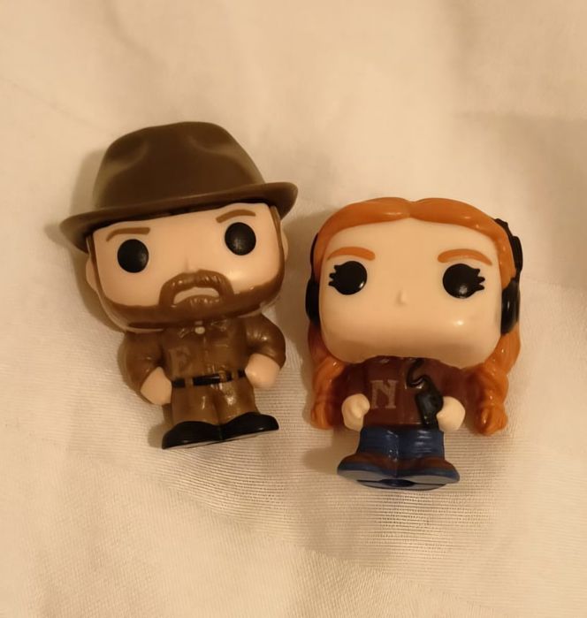 Zestaw dwóch figurek Stranger Things Kinder Joy  Hopper i Max