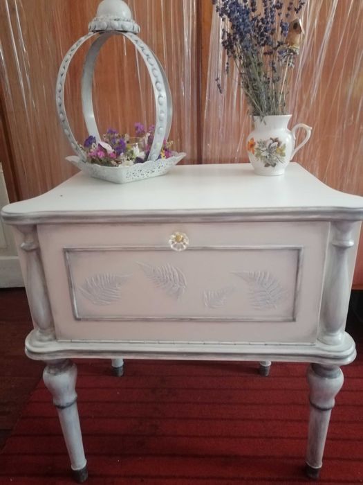 Винтажная румынская тумбочка