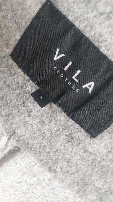 Casaco cinzento com capuz