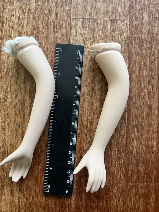 Руки для фарфоровой куклы дамы 55-65 см