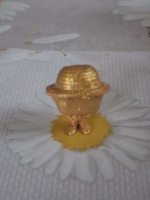 Złota figurka do ozdoby