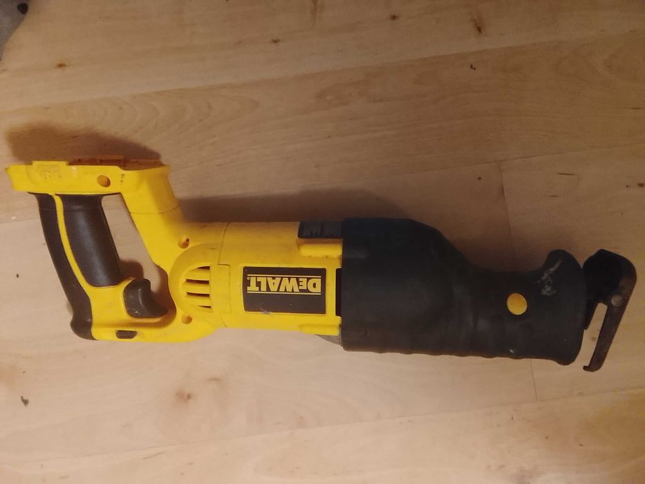 DeWalt DC 385 – piła szablasta akumulatorowa