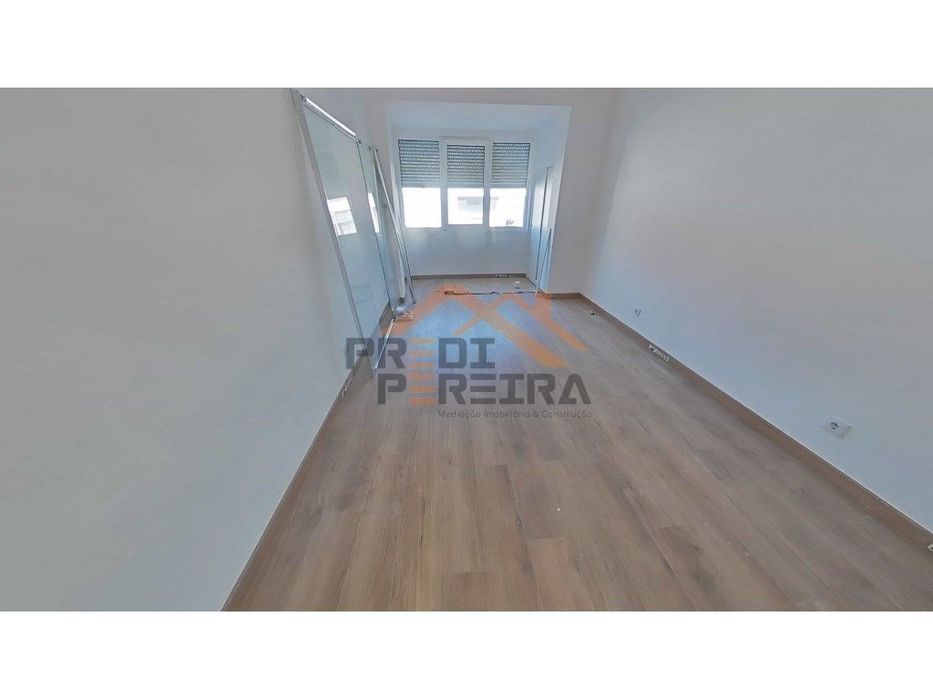 Apartamento T3 totalmente remodelado - Santo António dos Cavaleiros...