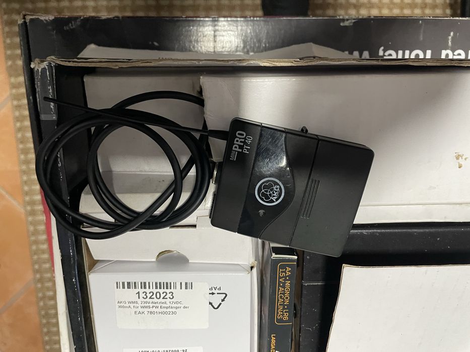 Wireless AKG WMS 40 | Samson Airline Synth