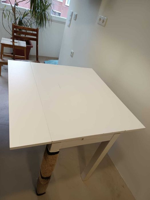 Mesa ikea branca, extensível e em bom estado