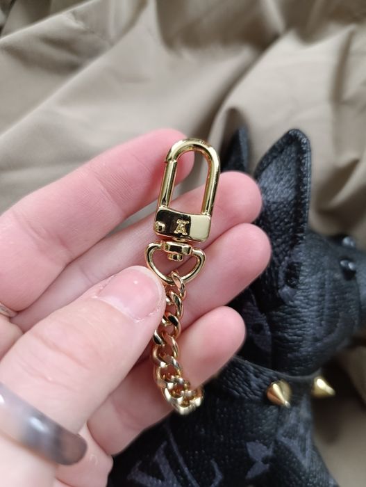Брелок /підвіска-шарм бульдог для сумки в стилі Louis Vuitton