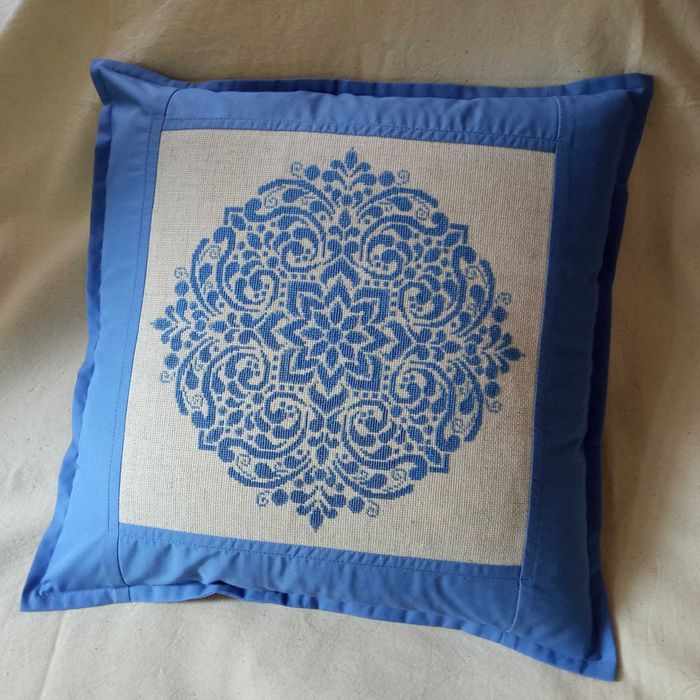 Декоративна наволочка,подушка.Ручна вишивка хрестом .