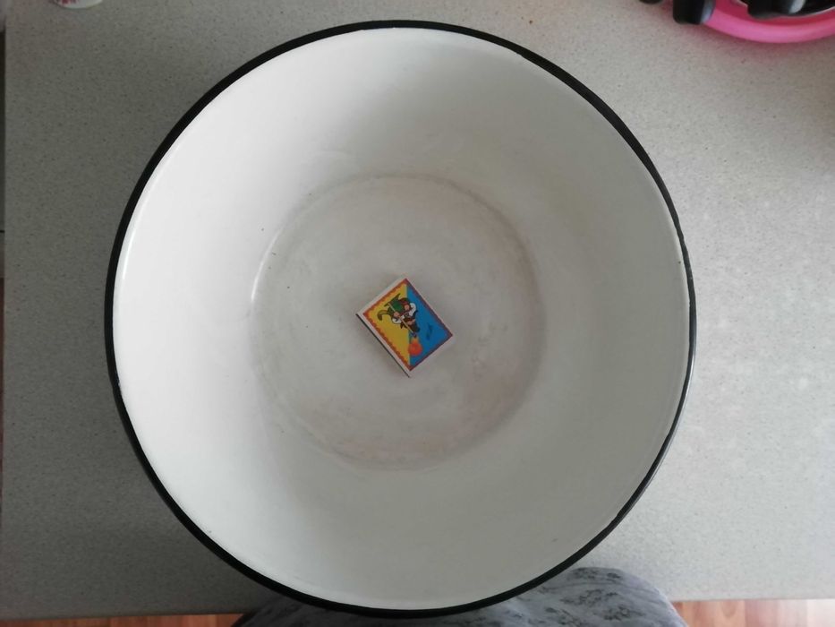 Большие миски, сковорода.