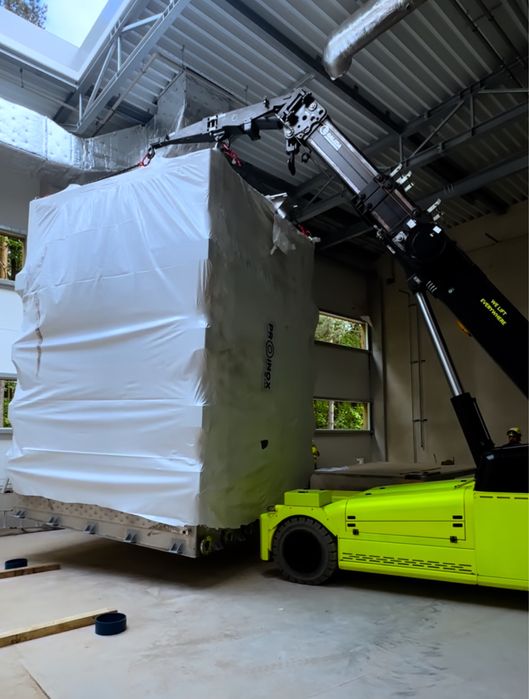 Rekokacje maszyn i zbiorników - kompaktowy żuraw elektryczny 18 TON