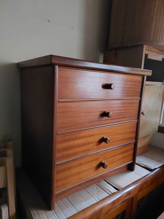 Duas mesas mesinhas cabeceira gavetas cerejeira