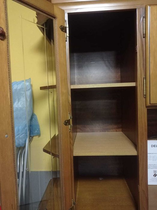 Armário em madeira maciça