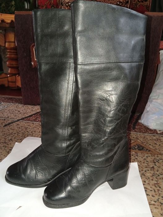 Чорні шкіряні черевики на тракторній підошві, розмір 36