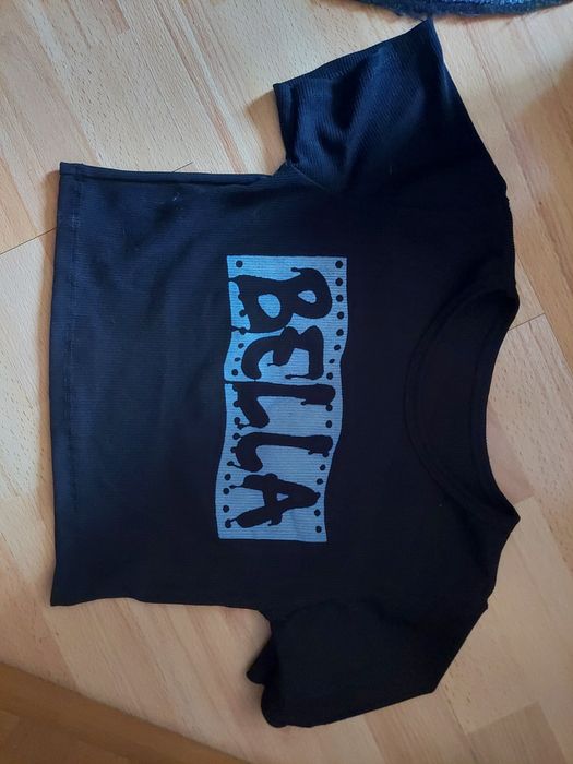 Bella T-shirt crop top koszulka bluzka napis prążkowany materiał