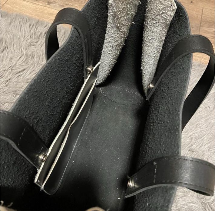 Жіночка сумка, чорного кольору, з короткими ручками