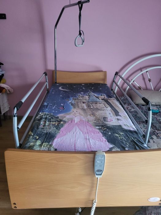 Cama articulada semi nova com elevador
