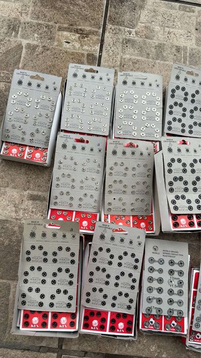 Кнопки пришивные металлические (лист - 36 шт/50 грн).