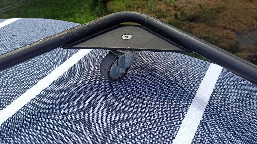 Duża solidna metalowa platforma na kółkach pod donicę kwiat