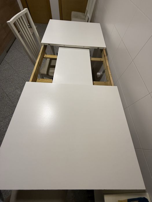 Mesa extensível com 4 cadeiras