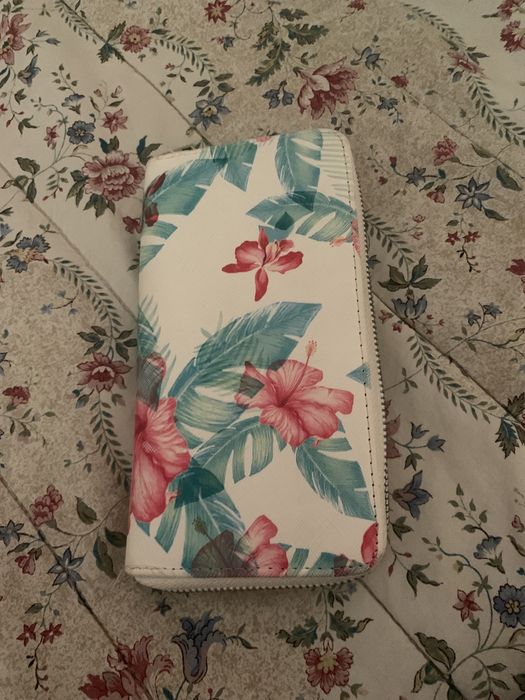 Carteira branca com flores