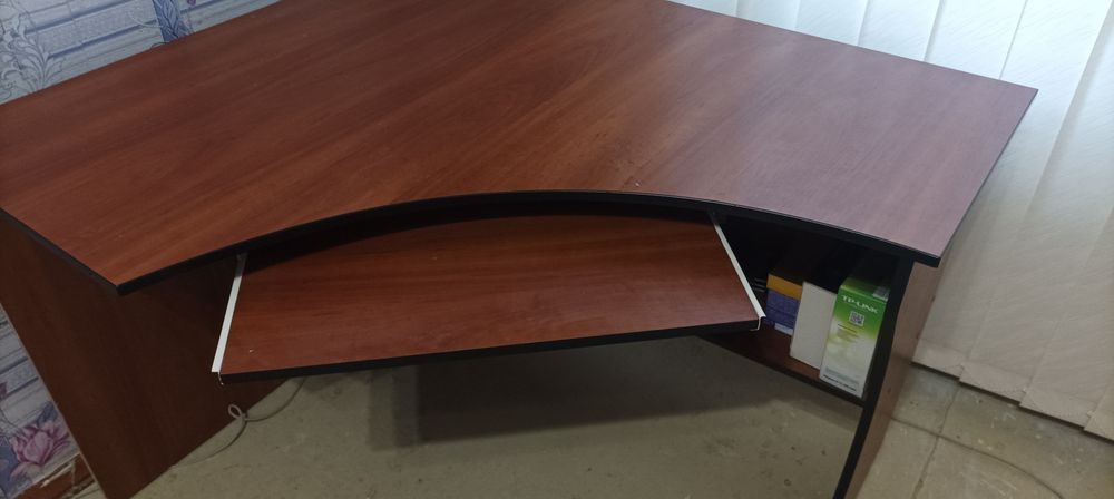 Комп'ютерний стіл в гарному стані