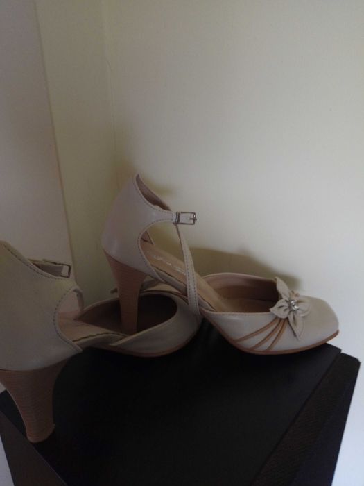 Wiosenno - letnie buty na obcasie ecru 35