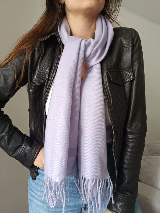 Szalik liliowy z frędzlami wool touch  150 cm dł, szer.30 cm.