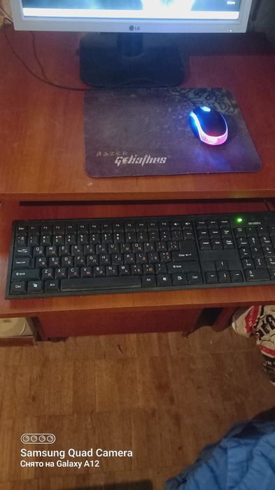 Компьютер+стол+монитор+клавиатура и мышью