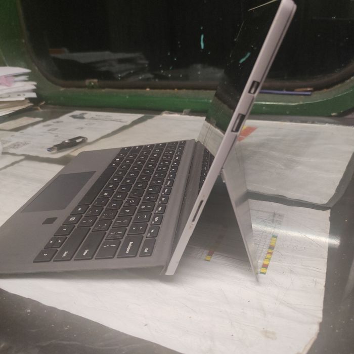 Продам нетбук-планшет Microsoft Surface Pro 5