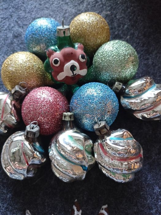 Bombki PRL . Szklane , ręcznie zdobione.