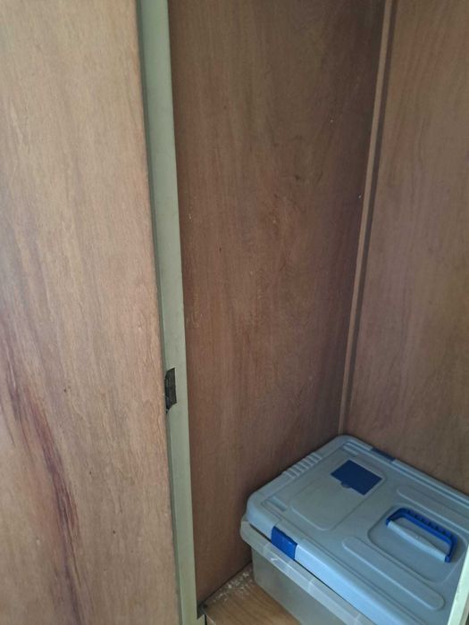 Armário de madeira pintada, com quatro portas, em estilo clássico