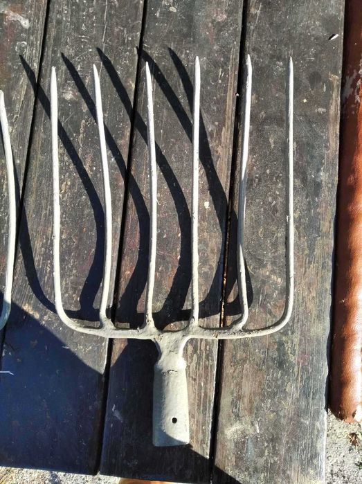 Лопаты.грабли. вилы.ухваты сапки.багры.