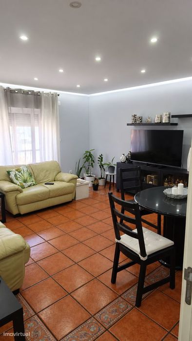 T3 Brandoa, totalmente renovado com garagem