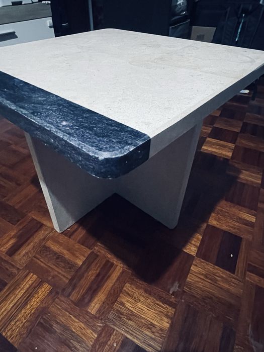 Mesa de apoio de marmore