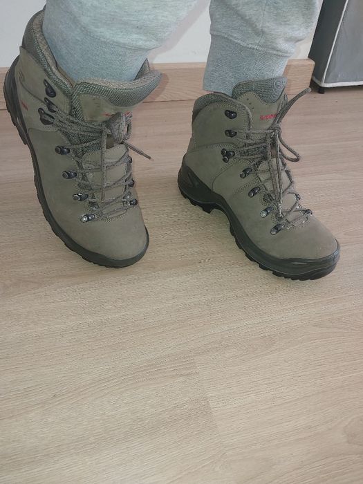 Botas LOWA USADAS - Trekking/Montanha Profissionais (Tamanho 42)