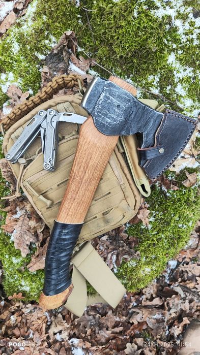 Сокири ковані , з чохлом шкіряним .