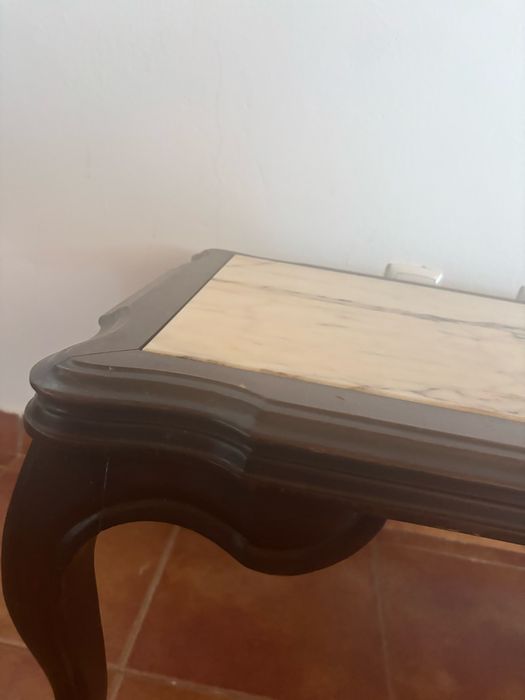 Mesa de centro com tampo em mármore