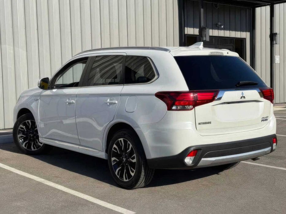 Mitsubishi Outlander PHEV      2018