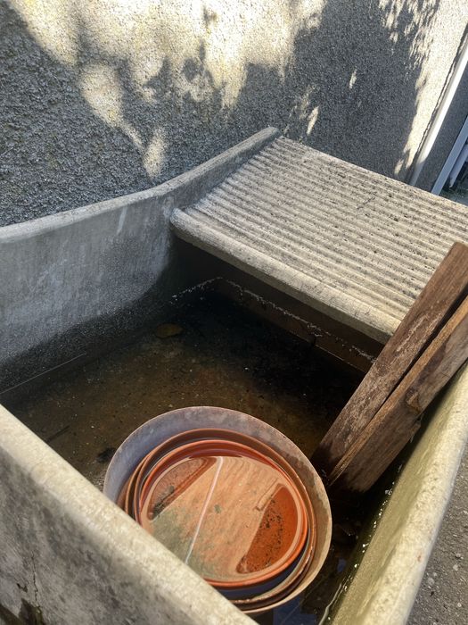 Tanque de Lavar Roupa em Cimento Robusto, Muito Resistente