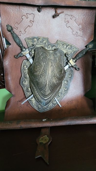 Panoplia z tarczą pancerzem i dwóch skrzyżowanych mieczy