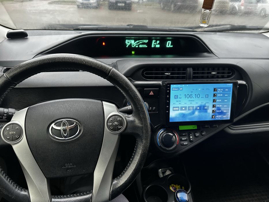 Toyota Aqua гібрид