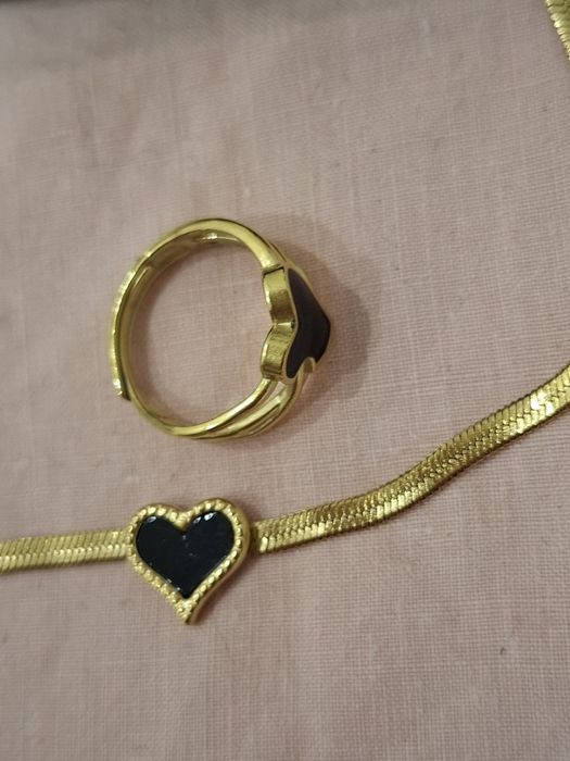 Conjunto de colar e anel coração dourado e preto em Aço Novos
Anel ajustável