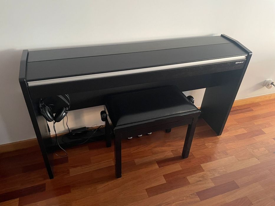 Piano Roland F-140R