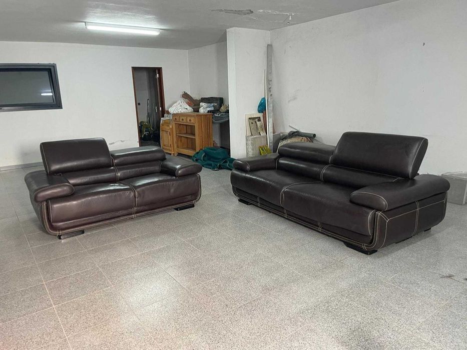 Sofás castanho escuro em pele