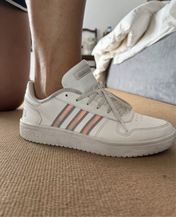 Sapatilha adidas branca com riscas prateadas
