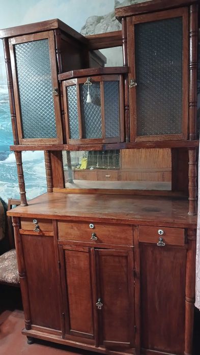 Старинный шкаф- буфет