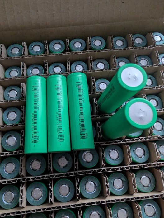 EVE INR18650-25P.
Ємність: 2500 мАг.
Номінальна напруга: 3,6–3,7 В.
Ос