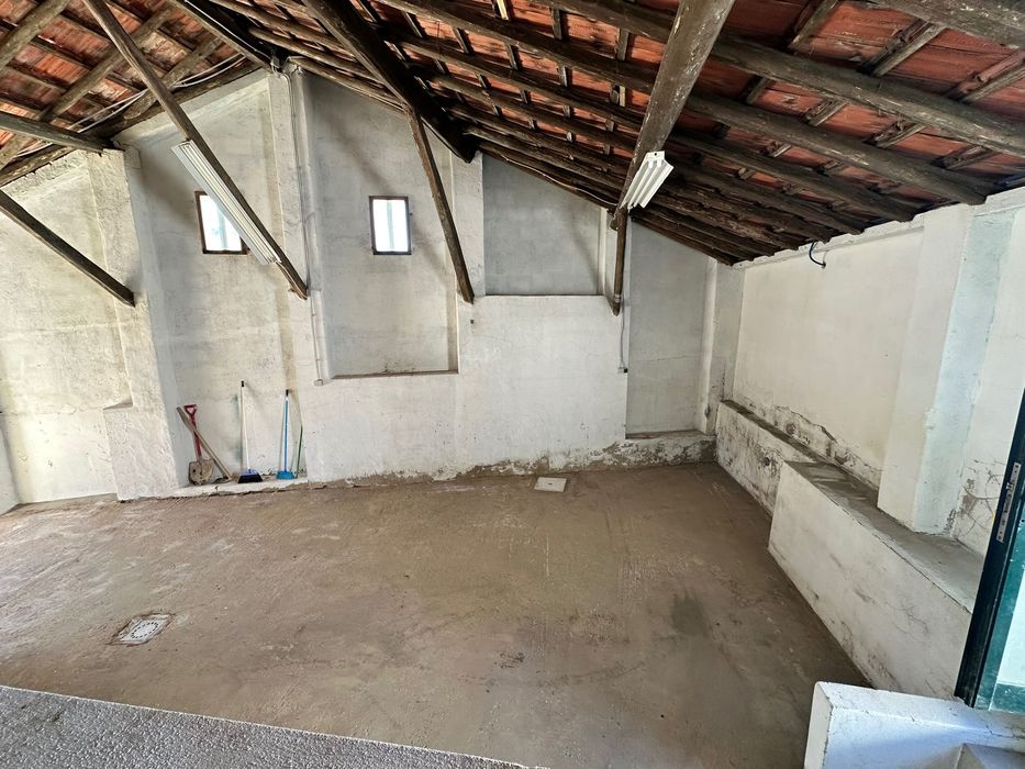 ARRENDAMENTO | Armazém / Garagem – 87 m² | Barro, Torres Vedras