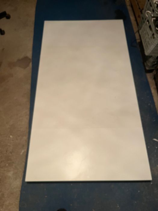 Mesas de refeição sem cadeiras